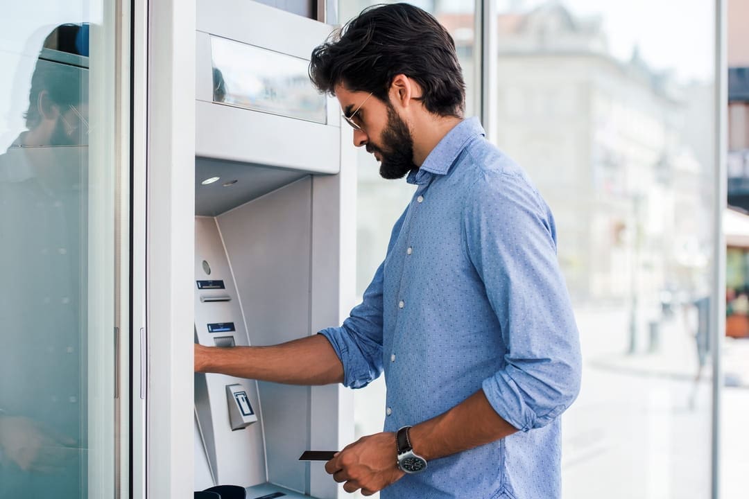 découvrez des astuces pratiques pour éviter les frais bancaires et optimiser la gestion de vos finances. apprenez à choisir la bonne banque, à gérer vos comptes efficacement et à éviter les pièges cachés pour économiser sur vos frais bancaires.