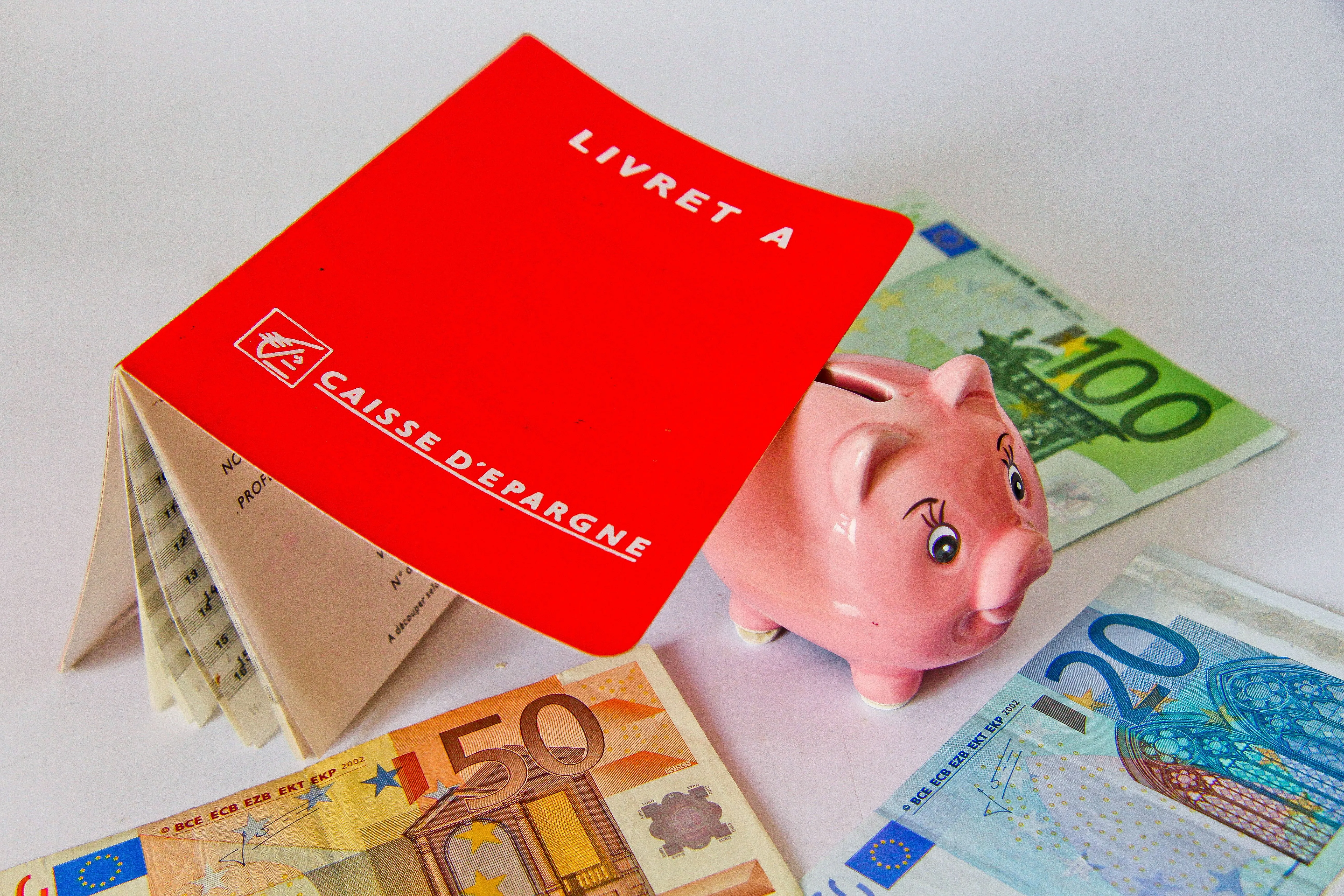 livret d’épargne populaire (lep) : épargne sécurisée et réglementée, réservée aux revenus modestes, taux attractif, intérêts exonérés d’impôt et sans frais.