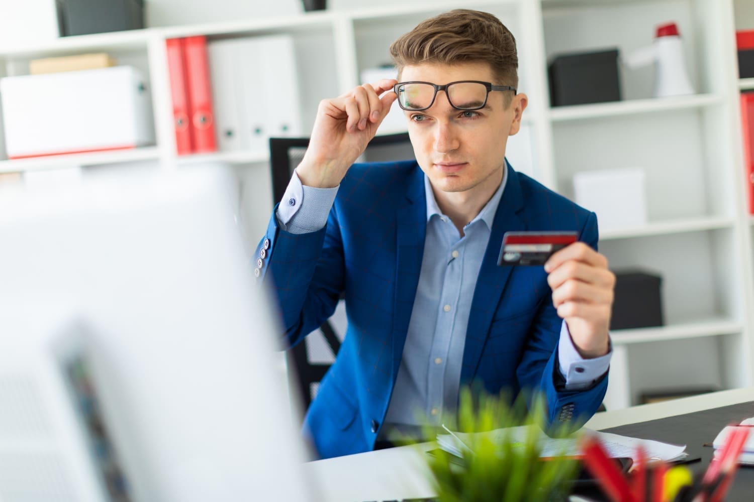 découvrez nos conseils pratiques pour éviter les frais bancaires et optimiser la gestion de votre argent au quotidien. apprenez à faire des économies sur vos opérations bancaires !