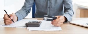 découvrez des astuces simples et efficaces pour éviter les frais bancaires et mieux gérer votre argent au quotidien. conseils pratiques pour protéger votre budget.
