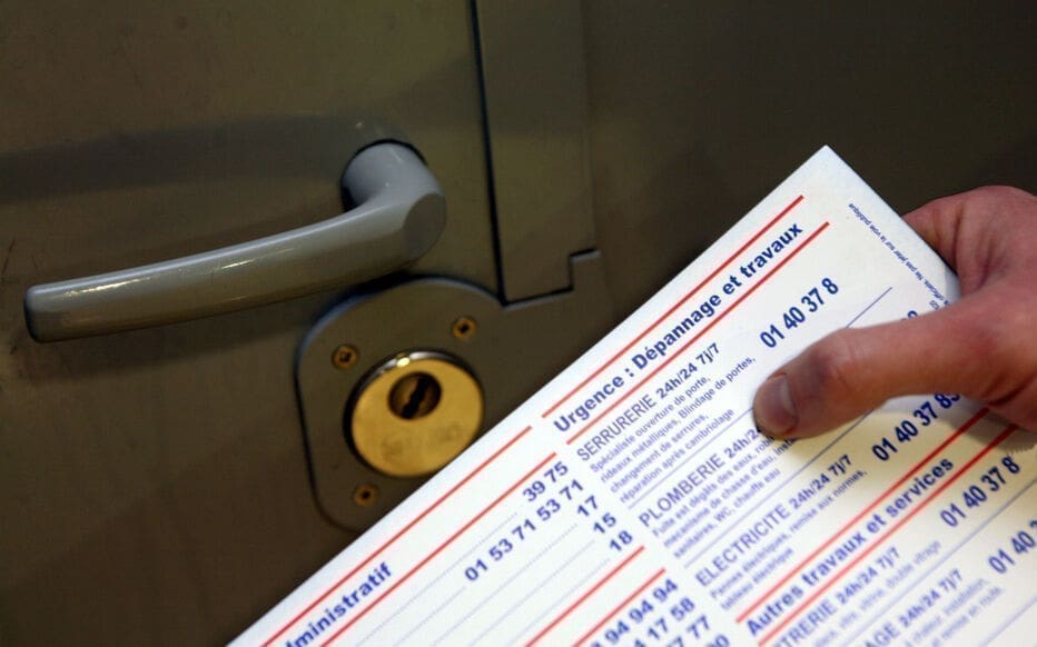 découvrez pourquoi 45% des urgences bancaires sont liées à des arnaques et comment vous protéger efficacement contre les fraudes financières courantes.