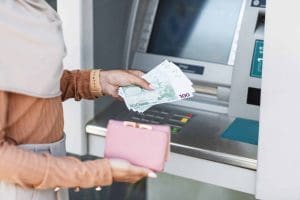 découvrez tout ce qu'il faut savoir sur les virements et paiements : procédures, conseils de sécurité, délais et solutions pour gérer efficacement vos transactions bancaires en ligne ou en agence.