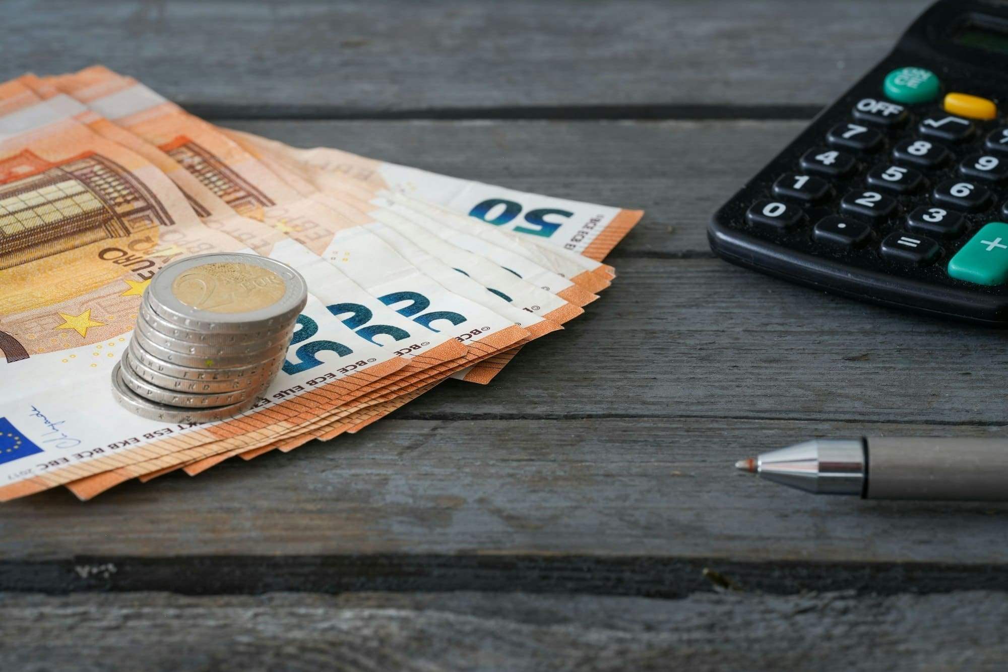 découvrez tout sur les frais de virement bancaire : types de virements, coûts applicables selon les banques, astuces pour réduire les frais, et comparatif pour économiser sur vos transactions nationales et internationales.