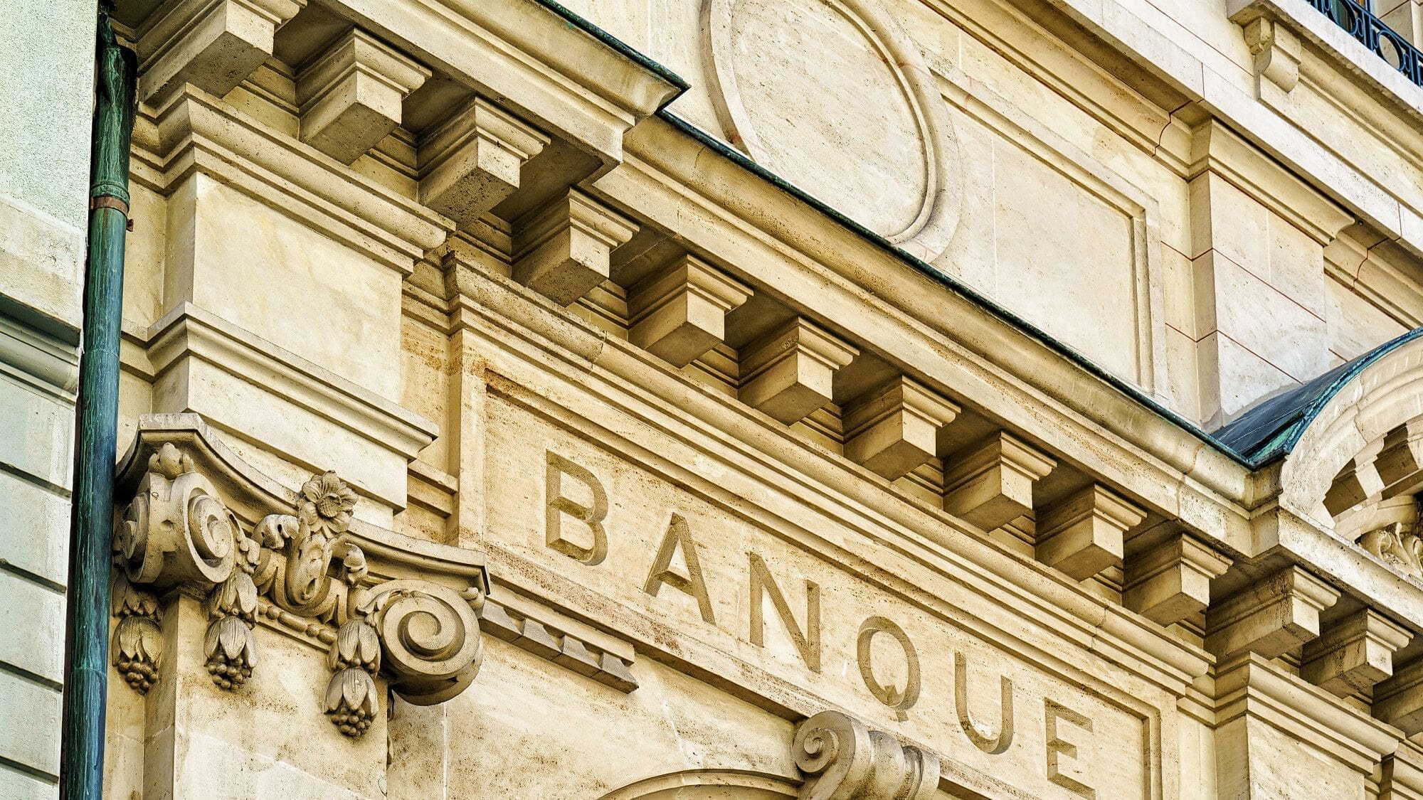 découvrez pourquoi les banques en ligne augmentent leurs tarifs en décembre : impact pour les clients, nouveaux frais, et conseils pour réduire vos dépenses bancaires.