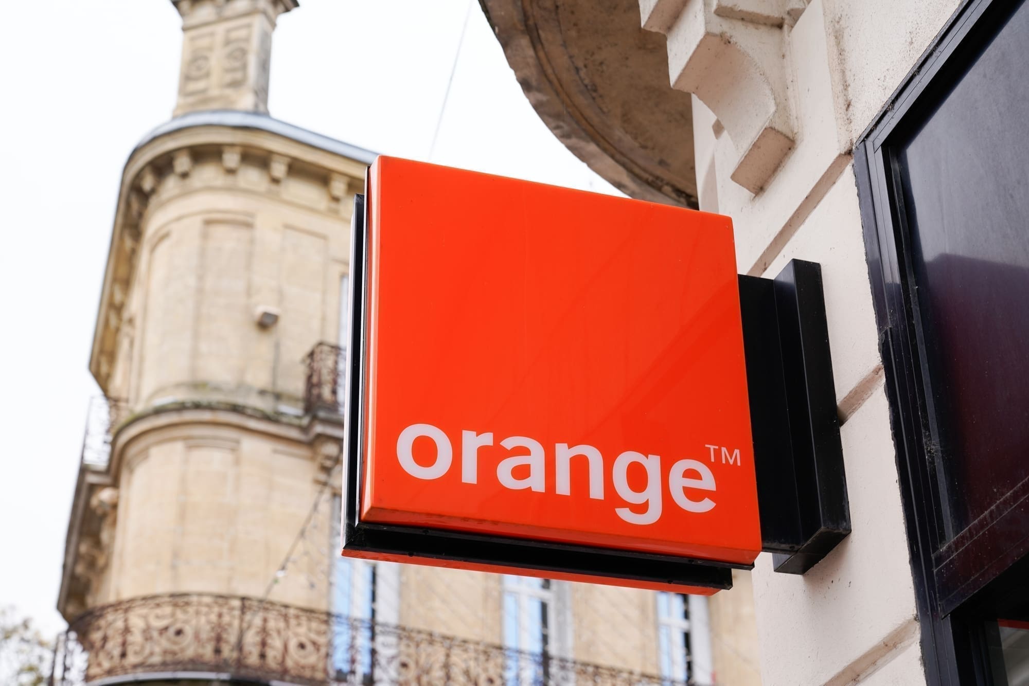 découvrez comment éviter l'arnaque liée à l'offre anniversaire orange money et protégez vos transactions financières en ligne.