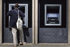 capital one rassure ses clients sur la stabilité des frais liés aux cartes après l'accord avec discover, garantissant transparence et confiance.