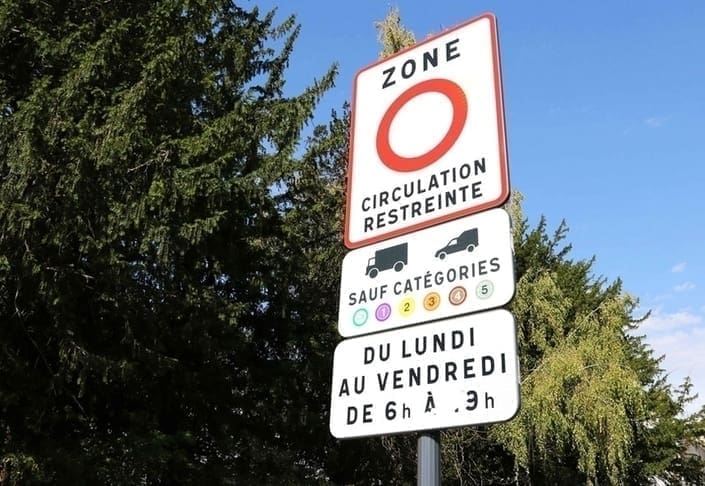 découvrez le montant de l'aide à l'achat d'un véhicule électrique en 2024, les conditions d'éligibilité et comment bénéficier des subventions pour réduire le coût de votre voiture électrique.