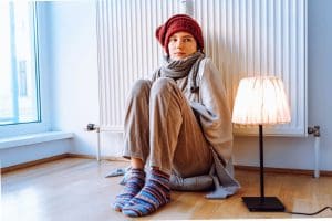 femme,froid radiateur