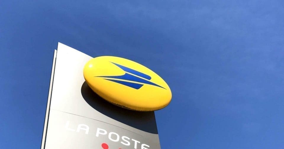 découvrez les nouvelles hausses des tarifs de la banque postale prévues pour 2026 et comment elles impactent vos frais bancaires.