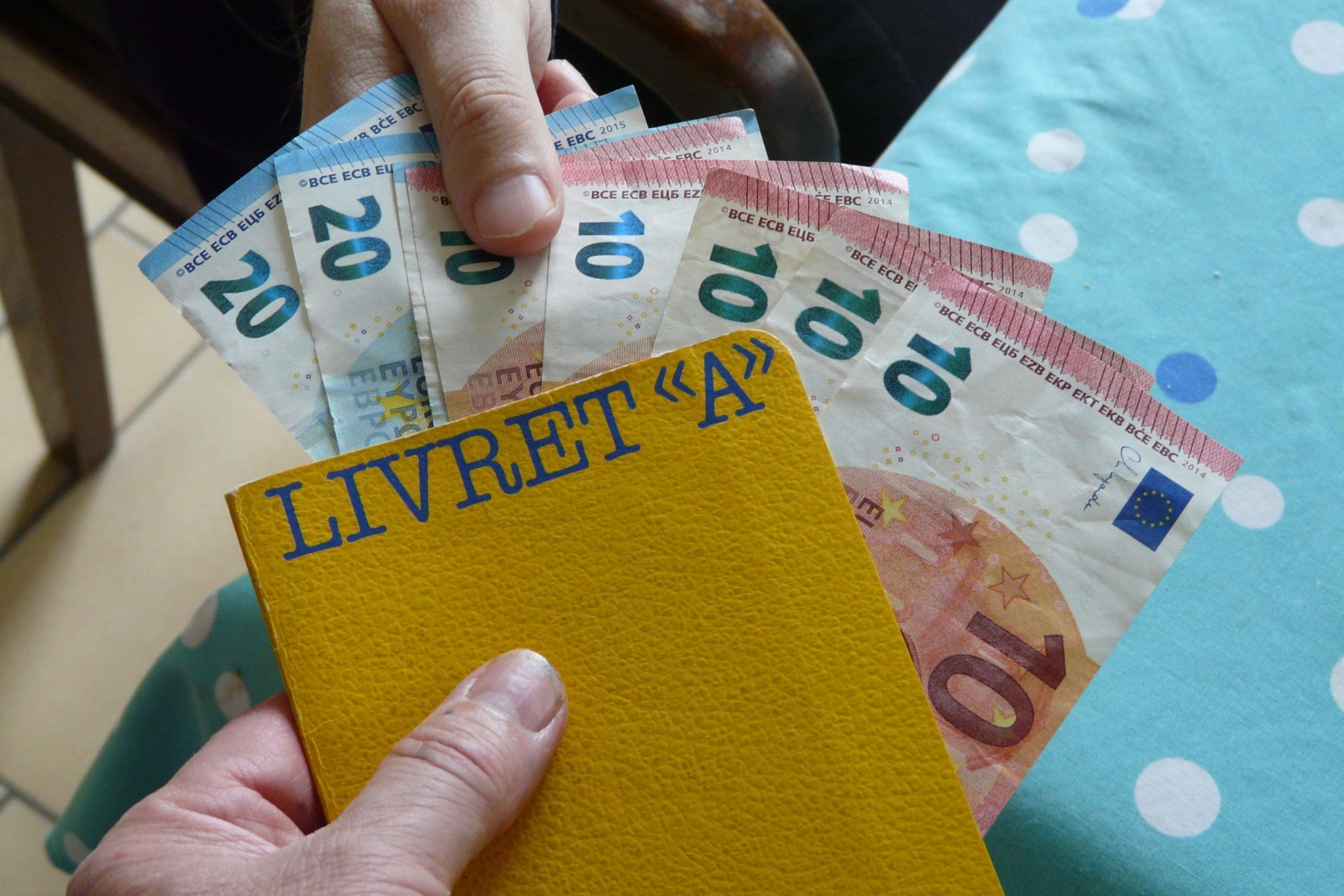 découvrez l'augmentation de 3% des frais bancaires prévue en février et comment cela pourrait impacter vos finances personnelles.