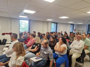 Professionnelle utilisant un logiciel de suivi social sur ordinateur