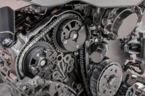 Chaîne de distribution métallique installée dans un moteur automobile