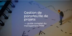 Équipe organisant la mise en place d'un projet autour d'un planning