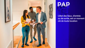 Locataire et propriétaire remplissant un état des lieux lors de la remise des clés d'un appartement