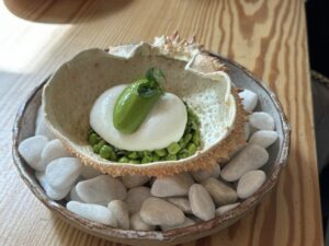 Salle et assiette gastronomique du restaurant Le Cent 33 à Bordeaux