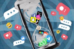 Smartphone affichant les icônes de plusieurs applications de réseaux sociaux