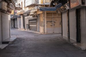 Vitrine d'une boutique de mode dans une rue commerçante française